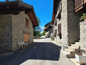 La Salle Les Champ:Chalet da ristrutturare: esterni