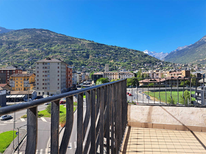 Aosta centro, alloggio 120 mq,  balconi, cantine: balcone