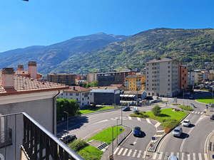 Aosta centro, alloggio 120 mq,  balconi, cantine: balcone