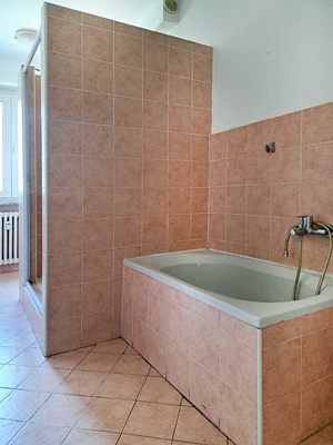 Aosta centro, alloggio 120 mq,  balconi, cantine: bagno