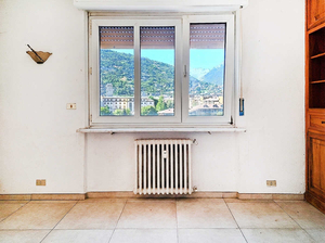 Aosta centro, alloggio 120 mq,  balconi, cantine: soggiorno