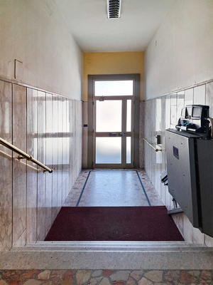 Aosta centro, alloggio 120 mq,  balconi, cantine: portone