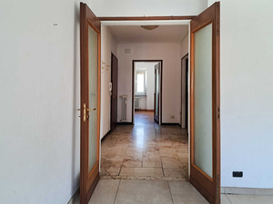 Aosta centro, alloggio 120 mq,  balconi, cantine: ingresso