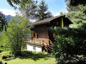 La Salle,:chalet nel bosco: esterni