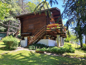 La Salle,:chalet nel bosco: esterni
