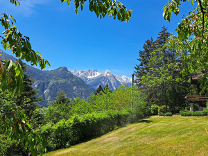 La Salle,:chalet nel bosco: prati