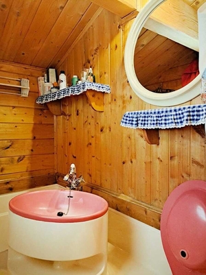 La Salle,:chalet nel bosco: bagno