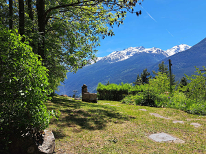 La Salle,:chalet nel bosco: prati e vista