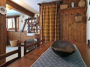 La Salle,:chalet nel bosco: tavernetta