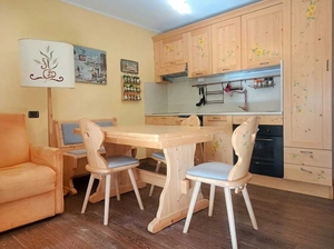 Courmaison bilocale terrazza posto auto: angolo pranzo