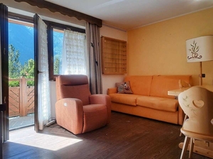 Courmaison bilocale terrazza posto auto: soggiorno