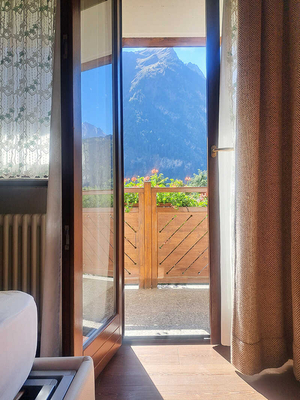 Courmaison bilocale terrazza posto auto: balconata