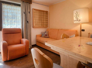 Courmaison bilocale terrazza posto auto: soggiorno