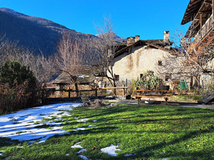 La Salle grande rustico da ristrutturare: giardino