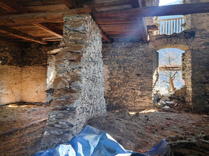 La Salle grande rustico da ristrutturare: dettagli