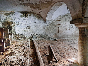 La Salle grande rustico da ristrutturare: cantine