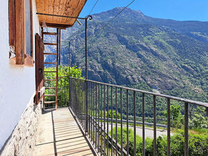 Doues/Roisan, casa colonica da ristrutturare: balcone