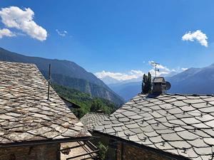 La Salle: nuova mansarda, balcone, cantina: vista