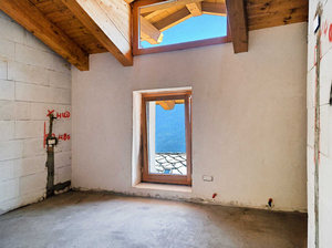 La Salle: nuova mansarda, balcone, cantina: camera