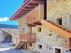 La Salle: nuova mansarda, balcone, cantina: esterni