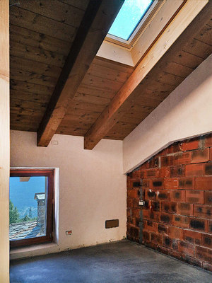 La Salle: nuova mansarda, balcone, cantina: camera