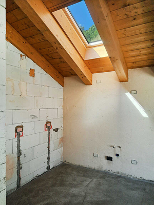 La Salle: nuova mansarda, balcone, cantina: bagno