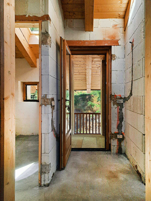 La Salle: nuova mansarda, balcone, cantina: ingresso