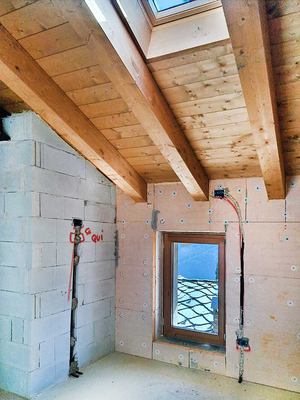 La Salle: nuova mansarda, balcone, cantina: camera