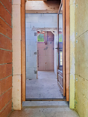 La Salle: nuova mansarda, balcone, cantina: ingresso